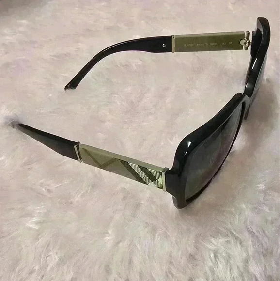 Women Burberry sunglasses no defects main image 11